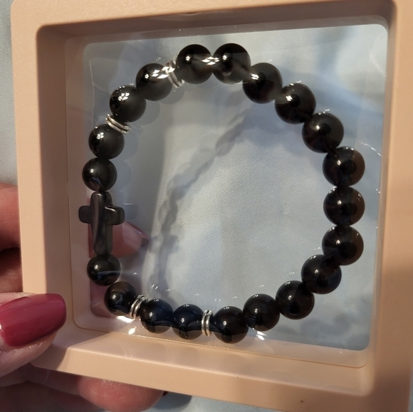 NIB 8mm Bohemian Stretch Cross Bracelet Black - Picture 3 of 3